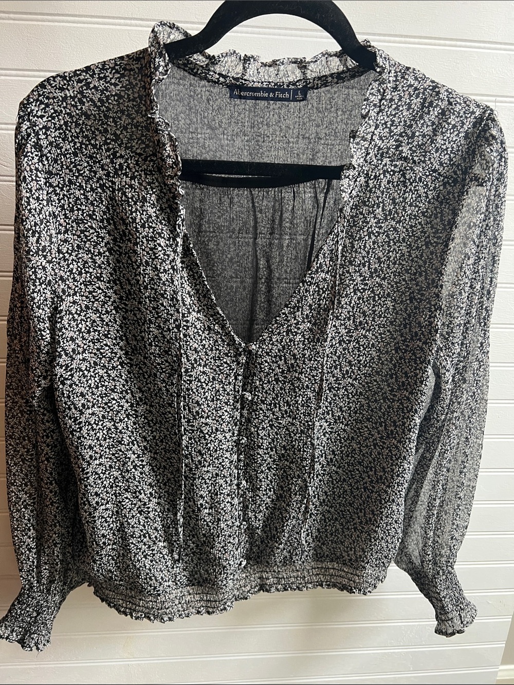 Abercrombie & Fitch Black and White Floral V-Neck Long Sleeve Blouse